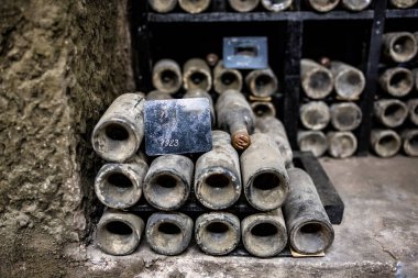 Özel mahzenlerde saklanan ve özel teknoloji kullanılarak depolanan şaraplı eski şişeler.