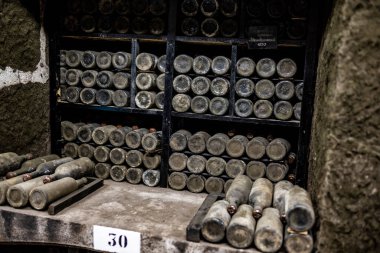 Özel mahzenlerde saklanan ve özel teknoloji kullanılarak depolanan şaraplı eski şişeler.