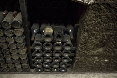 Özel mahzenlerde saklanan ve özel teknoloji kullanılarak depolanan şaraplı eski şişeler.