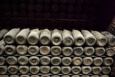 Özel mahzenlerde saklanan ve özel teknoloji kullanılarak depolanan şaraplı eski şişeler.