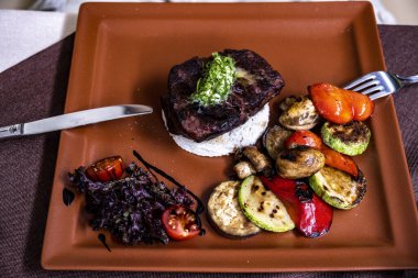 Tabakta et tabağı ve meze ile durgun bir hayat