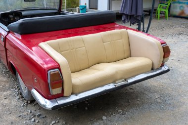 Park yerinde yapısal değişiklikleri olan eski bir araba.