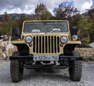 Park yerinde yapısal değişiklikleri olan eski bir araba.