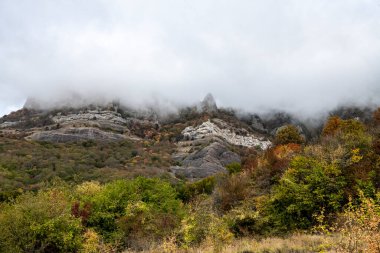 Sonbaharın başlarında sabah sisi eşliğinde Cip 'in yanındaki dağlarda gün doğumu