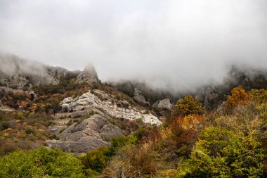 Sonbaharın başlarında sabah sisi eşliğinde Cip 'in yanındaki dağlarda gün doğumu