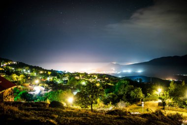 Yıldızlı dağlı gece manzarası