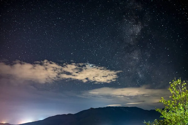 Paysage Nocturne Avec Des Montagnes Avec Des Étoiles — Photo