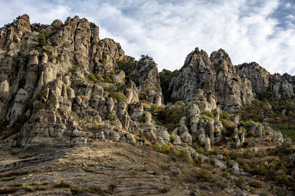 Panoramisch Uitzicht Bergen Vallei Tegen Achtergrond Van Groene Pijnbomen Herfstlucht — Stockfoto