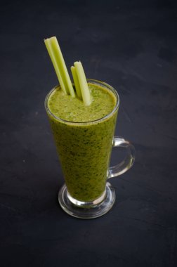 Ispanak, kereviz, muz ve naneli taze ve sağlıklı yeşil smoothie. Vejetaryen içeceği. 