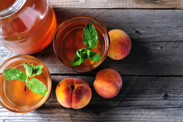 Taze ev yapımı şeftali tatlı çay nane en iyi manzaralı.