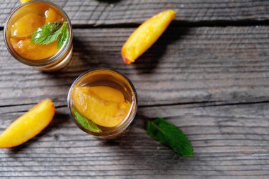 lezzetli ve soğuk şeftali kokteyli üstten görünüm