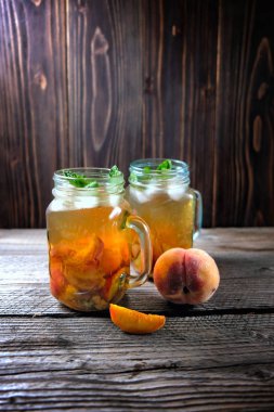 ahşap masa dikey görüntü seçici odaklı şeftali çay kavanozu vurdu