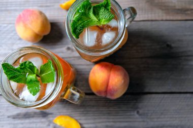 Taze ev yapımı şeftali tatlı çay Mason kavanoza nane en iyi manzaralı