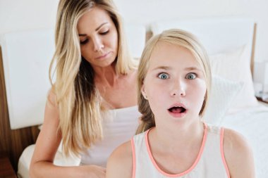 Anne shoking kızının evde uzun saç fırçalama