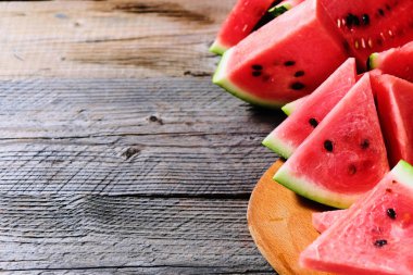 Boşaltmak ahşap zemin üzerine taze dilimlenmiş karpuz