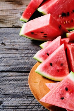 Boşaltmak ahşap zemin üzerine taze dilimlenmiş karpuz