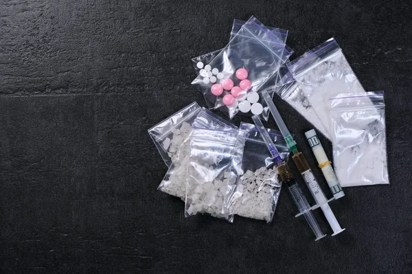 Dinheiro Drogas Seringa Com Heroína Comprimidos Dispersos Vista Superior Espaço Imagem De Stock