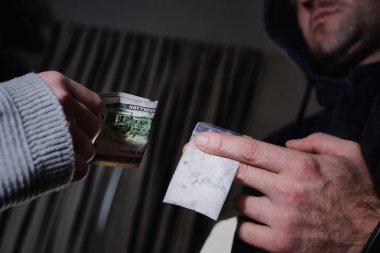 doz uyuşturucu satıcısı closeup satın bağımlısı uyuşturucu kaçakçılığı, suç, bağımlılık ve satış konsepti - yakın çekim