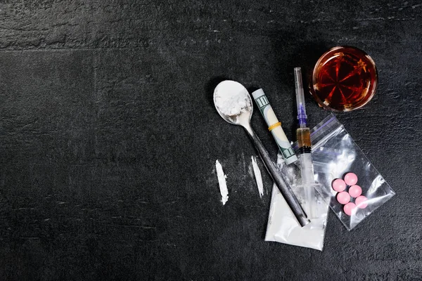 Geld Und Drogen Spritze Mit Heroin Verstreute Pillen Ansicht Von lizenzfreie Stockbilder
