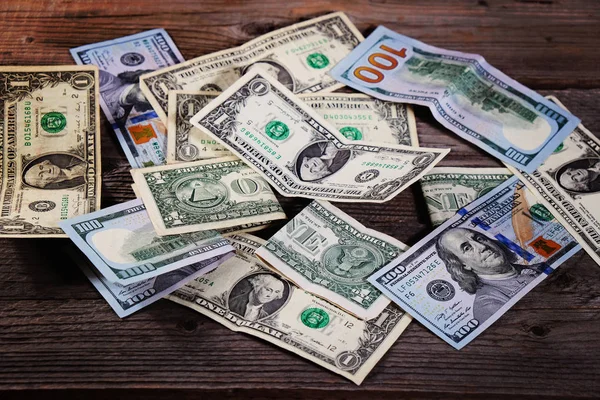 Dolarové bankovky na dřevěný stůl. Finanční zázemí. — Stock fotografie