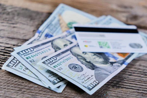 Foto della banca carte di credito e denaro sul tavolo di legno, messa a fuoco selettiva . — Foto Stock