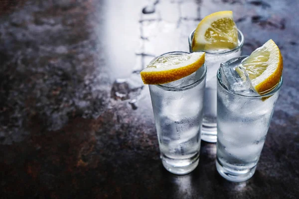 Vodka em copos de tiro na mesa de pedra — Fotografia de Stock