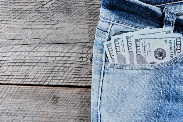 Сто доларових банкнот у передній кишені джинсових штанів — стокове фото