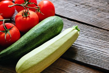 Ahşap arka planda kabak ve domates kopyalama alanı