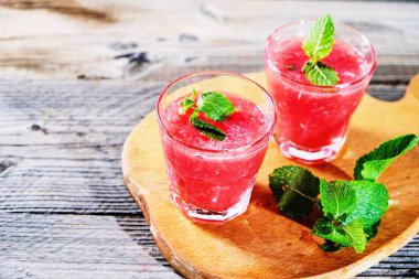 Bardakta karpuz ve karpuz dilimleri.