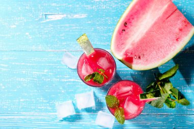 Naneli taze karpuz suyu, limonata. Vitaminli yaz için sağlıklı içecek, vejetaryen için.