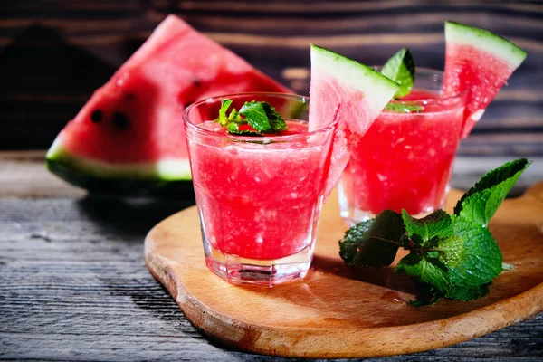 Wassermelonenmojito mit Wassermelonengarnitur auf Holztisch Stockfoto