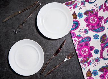 Beyaz tabak, çatal bıçak takımı ve peçete. Tablo ayarı.