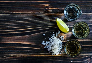 Meksika altın ve gümüş tekila ve ahşap zemin üzerinde limon tuzu