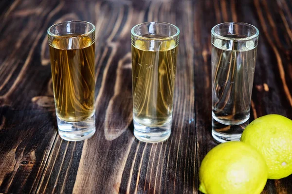 Mexicano Ouro Prata Tequila Limão Sobre Fundo Madeira Closeup — Fotografia de Stock