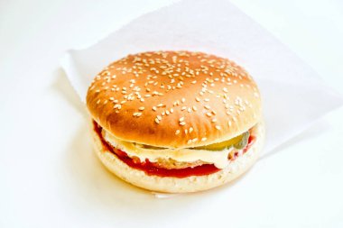 Beyaz arka planda büyük hamburger. Yakın plan.