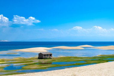 Qinghai Gölü 'nün kum adasında Chalet, Qinghai Eyaleti, Çin. Çöl ve sonsuz berrak mavi göl