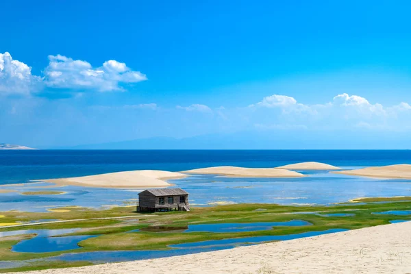 Qinghai Gölü 'nün kum adasında Chalet, Qinghai Eyaleti, Çin. Çöl ve sonsuz berrak mavi göl