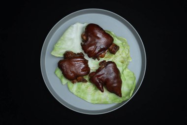 Çin geleneksel lezzeti marine edilmiş domuz ayağı. Ağır ateşte pişirilmiş domuz paçası.