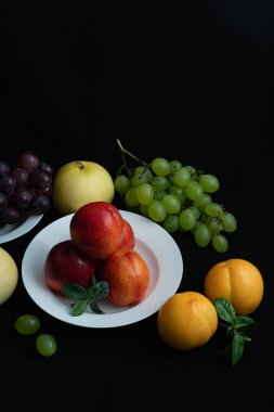 Siyah zemin üzerinde çeşitli taze meyveler
