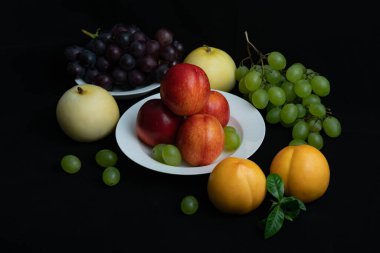 Siyah zemin üzerinde çeşitli taze meyveler