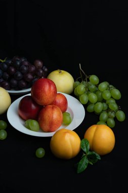 Siyah zemin üzerinde çeşitli taze meyveler