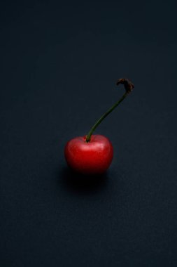 Siyah arka planda taze bir kiraz
