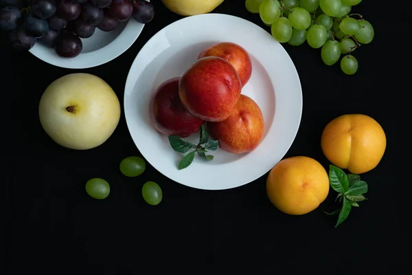 Divers Fruits Frais Sur Fond Noir — Photo