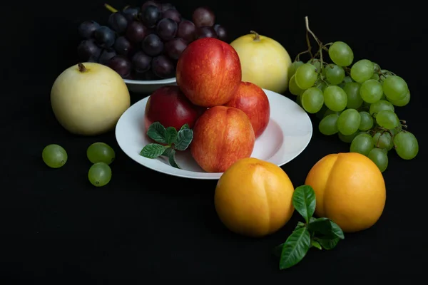 Várias Frutas Frescas Fundo Preto — Fotografia de Stock
