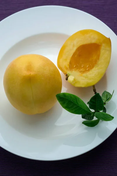 Pêche Jaune Sur Assiette Blanche — Photo