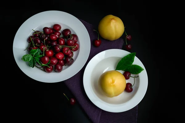 Peaches Cherries White Dinner Plate — Stock Photo, Image