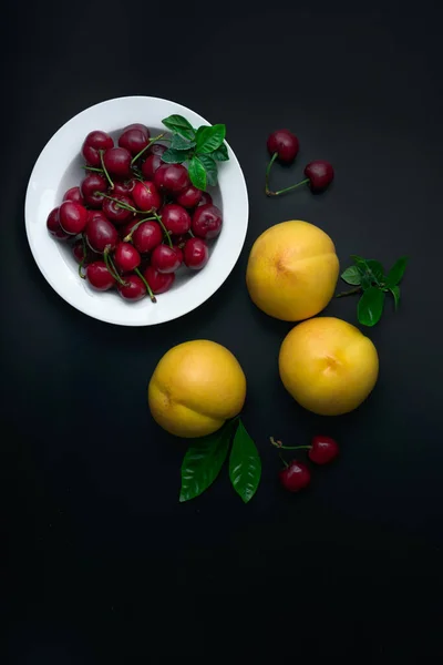 Peaches Cherries White Dinner Plate — Stock Photo, Image