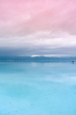 Çin, Qinghai 'deki Caka Tuz Gölü. Çin' deki Chaka Tuz Gölü. Qinghai 'nin Chaka Salt Lake' i hayallerle dolu.