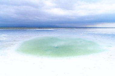 Çin, Qinghai 'deki Caka Tuz Gölü. Çin' deki Chaka Tuz Gölü. Qinghai 'nin Chaka Salt Lake' i hayallerle dolu.
