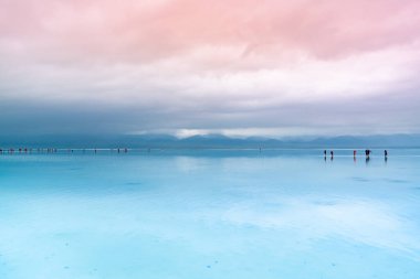 Çin, Qinghai 'deki Caka Tuz Gölü. Çin' deki Chaka Tuz Gölü. Qinghai 'nin Chaka Salt Lake' i hayallerle dolu.